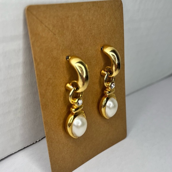 SOLD!! 🧾🍒VINTAGE CHUNKY HOOP EARRINGS TEARDROP FAUX PEARL DANGLE GOLD TONE - Picture 3 of 7